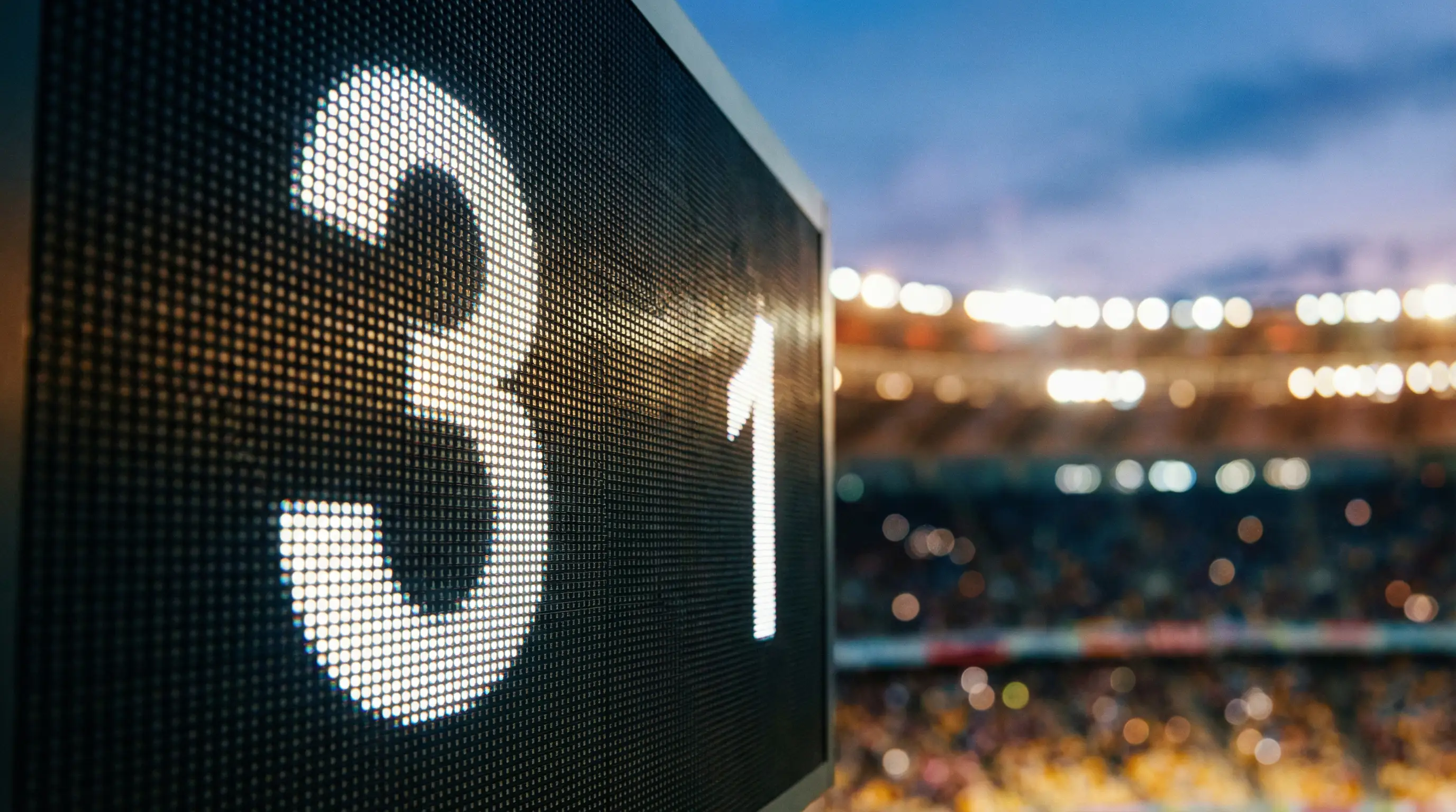 Scommesse calcio Over Under: tabellone segnapunti in uno stadio di calcio