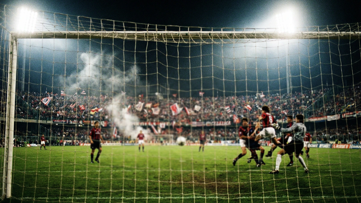 Scommesse calcio Serie A: stadio italiano durante una partita serale